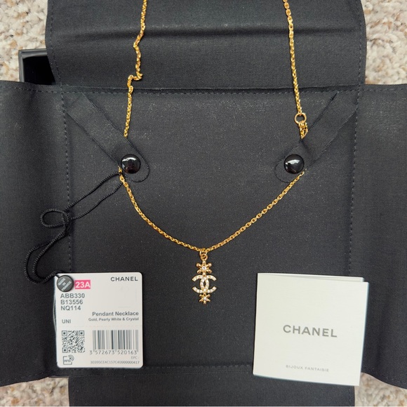 NWT Authentic Chanel Gold, Pearly White, and Crystal Flower Necklace 23A - Picture 4 of 6